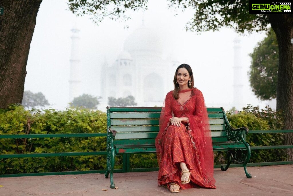 Manushi Chhillar Instagram - Wonder-ful morning 😍 @drishtizahabia @anaqajewels @aprajitatoorofficial @pixel.exposures @hair.studio.suhas @sheefajgilani @styledbyastha Taj Mahal, Agra City