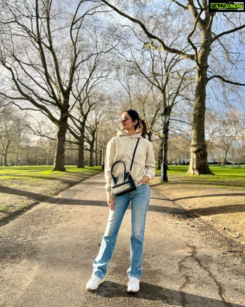 Manushi Chhillar Instagram - Evening walks 🌳🌿 Mayfair London