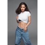 Manushi Chhillar Instagram - Got some pretty good jeans 😎😎 . 📸 @rahuljhangiani 💄 @namratasoni 🖤 @sheefajgilani