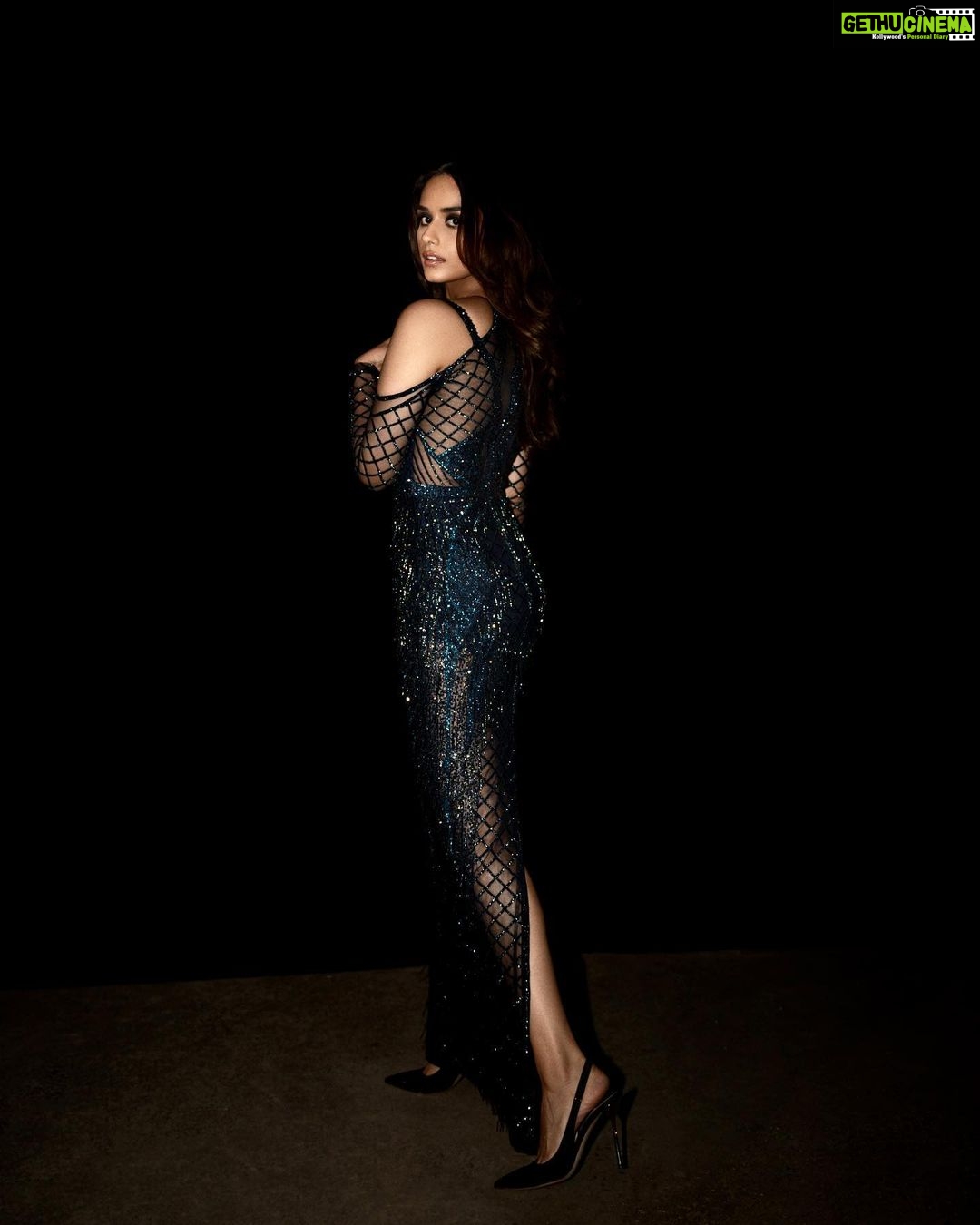 Manushi Chhillar Instagram - A night in @falgunishanepeacockindia 💙🖤💙🖤