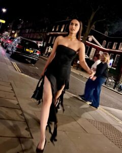 Manushi Chhillar Instagram - #TB to London nights 🖤🖤
An….d the dress we’ve been trying to sport for a while 🖤🖤