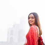 Manushi Chhillar Instagram - Wonder-ful morning 😍 @drishtizahabia @anaqajewels @aprajitatoorofficial @pixel.exposures @hair.studio.suhas @sheefajgilani @styledbyastha Taj Mahal, Agra City