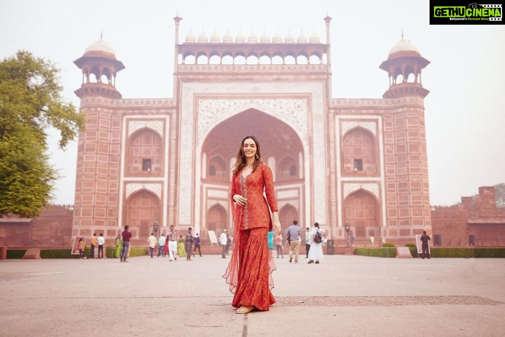 Manushi Chhillar Instagram - Wonder-ful morning 😍 @drishtizahabia @anaqajewels @aprajitatoorofficial @pixel.exposures @hair.studio.suhas @sheefajgilani @styledbyastha Taj Mahal, Agra City