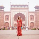 Manushi Chhillar Instagram – Wonder-ful morning 😍

@drishtizahabia @anaqajewels @aprajitatoorofficial @pixel.exposures @hair.studio.suhas @sheefajgilani @styledbyastha Taj Mahal, Agra City