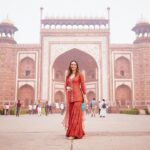 Manushi Chhillar Instagram - Wonder-ful morning 😍 @drishtizahabia @anaqajewels @aprajitatoorofficial @pixel.exposures @hair.studio.suhas @sheefajgilani @styledbyastha Taj Mahal, Agra City