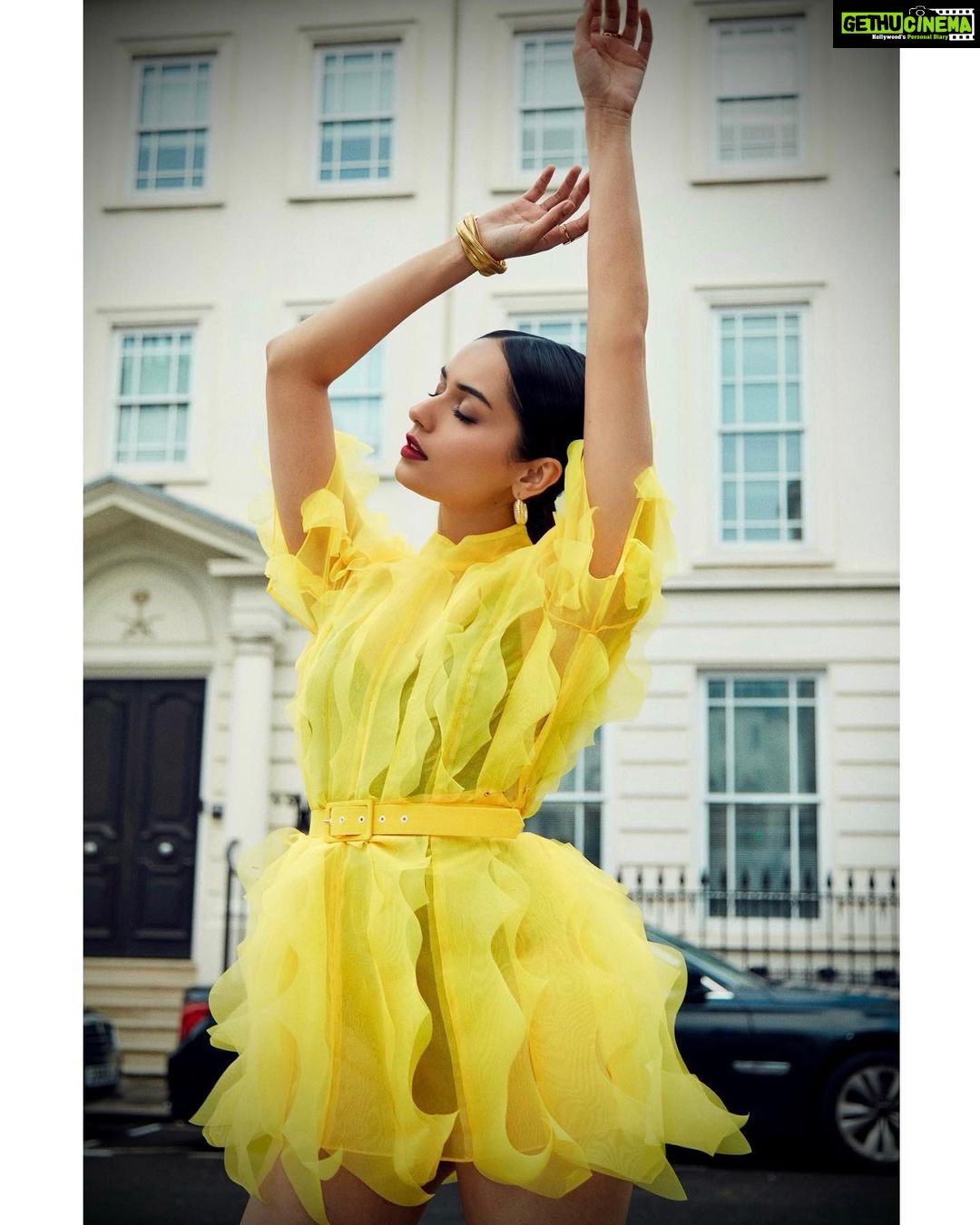 Manushi Chhillar Instagram - @karinabondlondon ready and here are some of my favourite moments 💛💛 #LFW 📷 @_jenna.alexandra London, United Kingdom