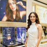 Manushi Chhillar Instagram - A memorable evening with @esteelauder @esteelauderin 💙💙 Palladium Mumbai