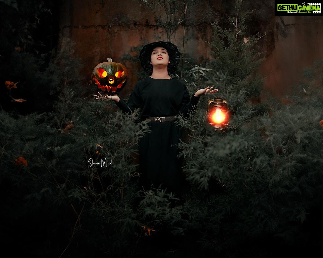 Mareena Michael Kurisingal Instagram - Halloween 🖤🖤 Photocredits @shaam_murali Costume @fashionbaycouture