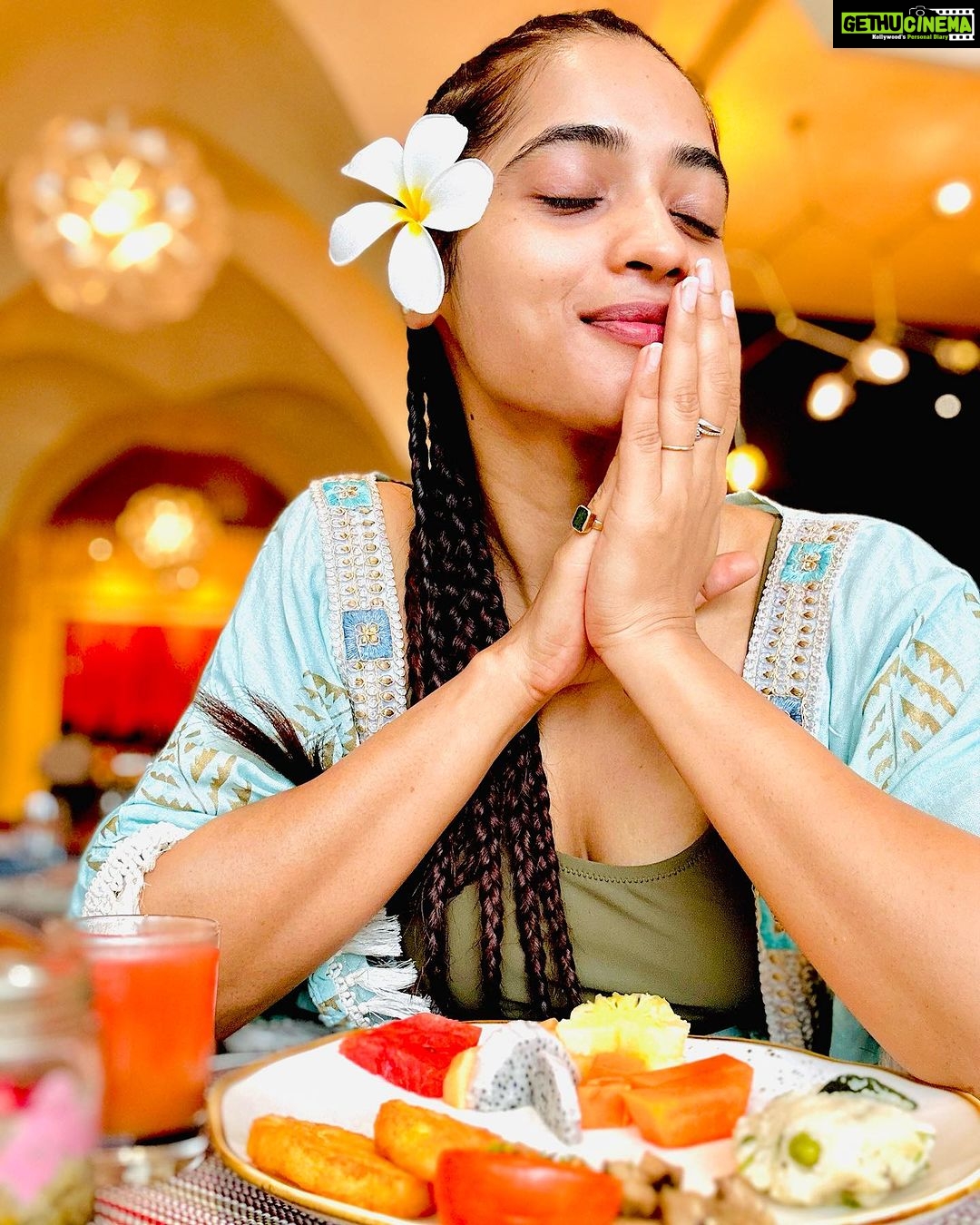 Masoom Shankar Instagram - Peace within, I look for! Do you? P.S. Finally catching my break✨ . . . #masoommusafir #nofilter #maasoomshankar #solotravel #vacay #goa #breakfastlover W GOA