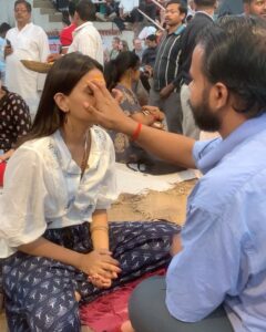 Maulika Patel Instagram - मग्न 💫

ॐ जय गंगे 🙏🏻♥️

There's something about this evening aarti at Dashaswamedh Ghat in Varanasi where faith, fear, belief and humanity all come into one. The city spills into the river Ganga and right across it the evening lightens up with sounds of conch and bell and illumination of the thousands of diyas spreading light through the darkness of the night and the heart.
 
P.c: @banarasiya_ghumakkad 📸 
V.c: @wanderwithaawara 🎥 

#gangaaarti #banaras #varanasi #maaganga #feel #faith #vibes #positivity #dashaswamedhghat #ilovemyblessedlife💕
