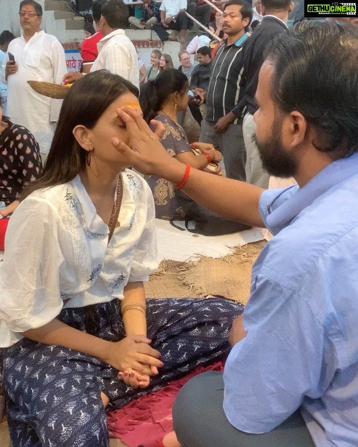 Maulika Patel Instagram - मग्न 💫 ॐ जय गंगे 🙏🏻♥️ There's something about this evening aarti at Dashaswamedh Ghat in Varanasi where faith, fear, belief and humanity all come into one. The city spills into the river Ganga and right across it the evening lightens up with sounds of conch and bell and illumination of the thousands of diyas spreading light through the darkness of the night and the heart. P.c: @banarasiya_ghumakkad 📸 V.c: @wanderwithaawara 🎥 #gangaaarti #banaras #varanasi #maaganga #feel #faith #vibes #positivity #dashaswamedhghat #ilovemyblessedlife💕