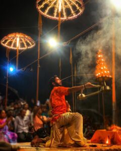 Maulika Patel Instagram - मग्न 💫

ॐ जय गंगे 🙏🏻♥️

There's something about this evening aarti at Dashaswamedh Ghat in Varanasi where faith, fear, belief and humanity all come into one. The city spills into the river Ganga and right across it the evening lightens up with sounds of conch and bell and illumination of the thousands of diyas spreading light through the darkness of the night and the heart.
 
P.c: @banarasiya_ghumakkad 📸 
V.c: @wanderwithaawara 🎥 

#gangaaarti #banaras #varanasi #maaganga #feel #faith #vibes #positivity #dashaswamedhghat #ilovemyblessedlife💕