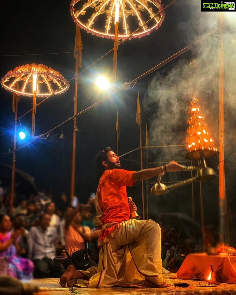 Maulika Patel Instagram - मग्न 💫 ॐ जय गंगे 🙏🏻♥️ There's something about this evening aarti at Dashaswamedh Ghat in Varanasi where faith, fear, belief and humanity all come into one. The city spills into the river Ganga and right across it the evening lightens up with sounds of conch and bell and illumination of the thousands of diyas spreading light through the darkness of the night and the heart. P.c: @banarasiya_ghumakkad 📸 V.c: @wanderwithaawara 🎥 #gangaaarti #banaras #varanasi #maaganga #feel #faith #vibes #positivity #dashaswamedhghat #ilovemyblessedlife💕