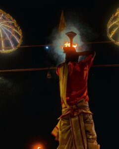 Maulika Patel Instagram - मग्न 💫

ॐ जय गंगे 🙏🏻♥️

There's something about this evening aarti at Dashaswamedh Ghat in Varanasi where faith, fear, belief and humanity all come into one. The city spills into the river Ganga and right across it the evening lightens up with sounds of conch and bell and illumination of the thousands of diyas spreading light through the darkness of the night and the heart.
 
P.c: @banarasiya_ghumakkad 📸 
V.c: @wanderwithaawara 🎥 

#gangaaarti #banaras #varanasi #maaganga #feel #faith #vibes #positivity #dashaswamedhghat #ilovemyblessedlife💕