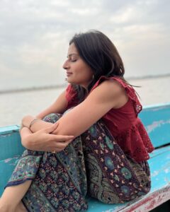 Maulika Patel Instagram - दो पल की ज़िंदगी से एक उम्र चुरानी है| 💫 

P.c: @chinni_suji09 📸

#ishqebanaras #banaras #traveldiaries #love #travel #ghat #boatride #sukoon #gangaaarti #harharmahadev #vibes #belief #hostellife #hostelstay #gosolo #solotravel #peace #strangersbecomingfriends #spreadlove #spreadpositivity #ilovemyblessedlife💕