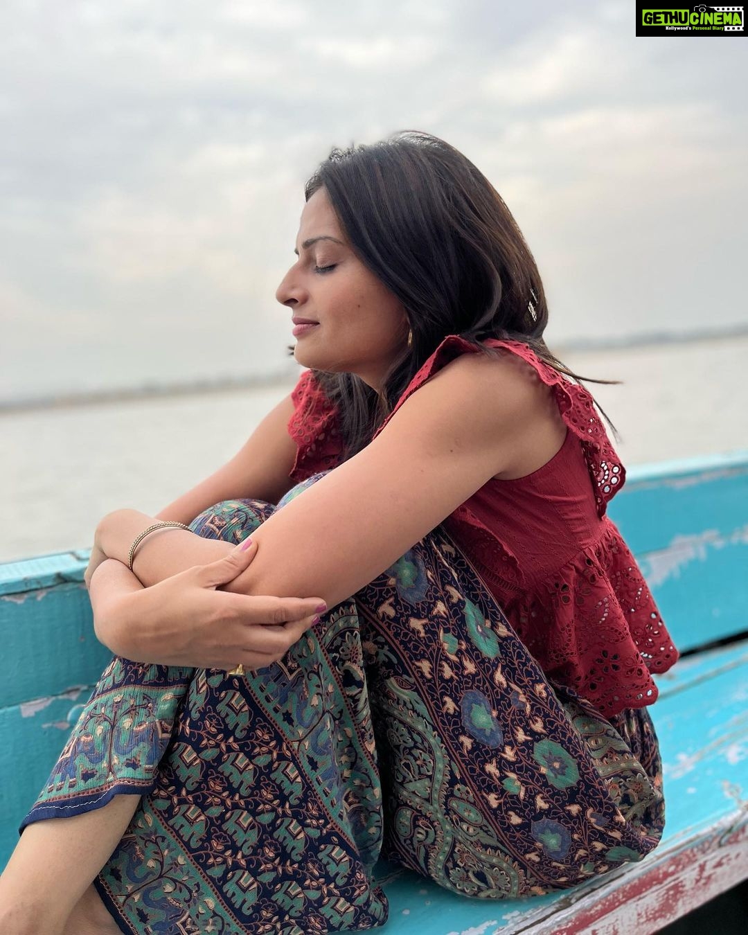 Maulika Patel - 798 Likes - दो पल की ज़िंदगी से एक उम्र चुरानी है| 💫
P.c: @chinni_suji09 📸
#ishqebanaras #banaras #traveldiaries #love #travel #ghat #boatride #sukoon #gangaaarti #harharmahadev #vibes #belief #hostellife #hostelstay #gosolo #solotravel #peace #strangersbecomingfriends #spreadlove #spreadpositivity #ilovemyblessedlife💕