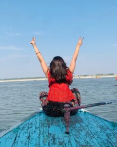 Maulika Patel Instagram - दो पल की ज़िंदगी से एक उम्र चुरानी है| 💫 

P.c: @chinni_suji09 📸

#ishqebanaras #banaras #traveldiaries #love #travel #ghat #boatride #sukoon #gangaaarti #harharmahadev #vibes #belief #hostellife #hostelstay #gosolo #solotravel #peace #strangersbecomingfriends #spreadlove #spreadpositivity #ilovemyblessedlife💕
