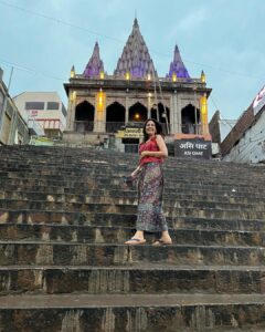 Maulika Patel Instagram - दो पल की ज़िंदगी से एक उम्र चुरानी है| 💫 

P.c: @chinni_suji09 📸

#ishqebanaras #banaras #traveldiaries #love #travel #ghat #boatride #sukoon #gangaaarti #harharmahadev #vibes #belief #hostellife #hostelstay #gosolo #solotravel #peace #strangersbecomingfriends #spreadlove #spreadpositivity #ilovemyblessedlife💕