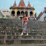 Maulika Patel Instagram - दो पल की ज़िंदगी से एक उम्र चुरानी है| 💫 P.c: @chinni_suji09 📸 #ishqebanaras #banaras #traveldiaries #love #travel #ghat #boatride #sukoon #gangaaarti #harharmahadev #vibes #belief #hostellife #hostelstay #gosolo #solotravel #peace #strangersbecomingfriends #spreadlove #spreadpositivity #ilovemyblessedlife💕