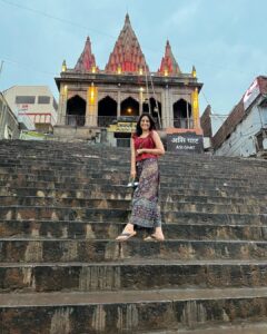 Maulika Patel Instagram - दो पल की ज़िंदगी से एक उम्र चुरानी है| 💫 

P.c: @chinni_suji09 📸

#ishqebanaras #banaras #traveldiaries #love #travel #ghat #boatride #sukoon #gangaaarti #harharmahadev #vibes #belief #hostellife #hostelstay #gosolo #solotravel #peace #strangersbecomingfriends #spreadlove #spreadpositivity #ilovemyblessedlife💕
