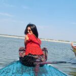 Maulika Patel Instagram - दो पल की ज़िंदगी से एक उम्र चुरानी है| 💫 P.c: @chinni_suji09 📸 #ishqebanaras #banaras #traveldiaries #love #travel #ghat #boatride #sukoon #gangaaarti #harharmahadev #vibes #belief #hostellife #hostelstay #gosolo #solotravel #peace #strangersbecomingfriends #spreadlove #spreadpositivity #ilovemyblessedlife💕