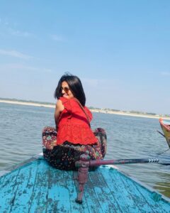 Maulika Patel Instagram - दो पल की ज़िंदगी से एक उम्र चुरानी है| 💫 

P.c: @chinni_suji09 📸

#ishqebanaras #banaras #traveldiaries #love #travel #ghat #boatride #sukoon #gangaaarti #harharmahadev #vibes #belief #hostellife #hostelstay #gosolo #solotravel #peace #strangersbecomingfriends #spreadlove #spreadpositivity #ilovemyblessedlife💕