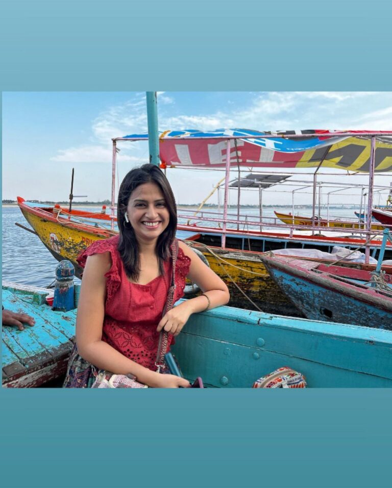 Maulika Patel Instagram - दो पल की ज़िंदगी से एक उम्र चुरानी है| 💫 P.c: @chinni_suji09 📸 #ishqebanaras #banaras #traveldiaries #love #travel #ghat #boatride #sukoon #gangaaarti #harharmahadev #vibes #belief #hostellife #hostelstay #gosolo #solotravel #peace #strangersbecomingfriends #spreadlove #spreadpositivity #ilovemyblessedlife💕