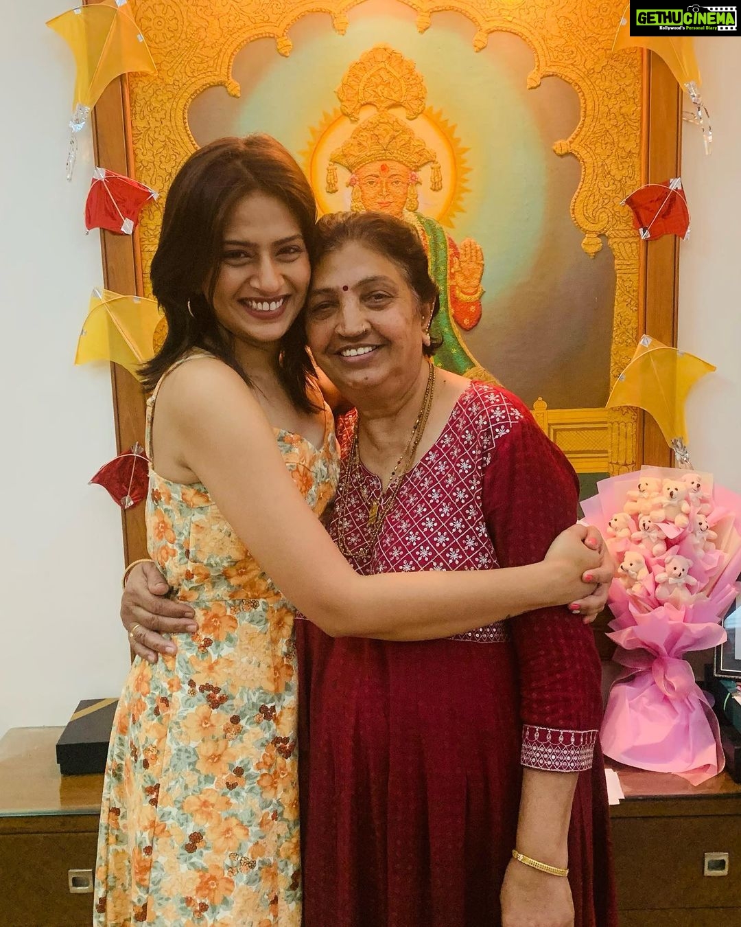 Maulika Patel Instagram - Love love & loveeee ♥️ So blessed to have around people who truly loves me 🤗 Met My 2nd parents After 3 years 🎁 @sharad1675 @menayana123 🤗 #hapinessoverload 😃 Thank you each & everyone for your birthday wishes by your presence or calls or msgs or social media ♥️#soblessed દિલ થી Thank you for celebrating My day @brp_1959 @alkapatel924 @imneepa25 @jackpatel @almaari_by_kranti @vekariyakavya @gaurangvekariya @harshshaah @jankishah201 @iamallokrthakar @dhimir.pipavat @aanchalshah21 @jaymeetshah @kuntalamarhansh @thatschetan @k.shayna 🌸 #birthday #birthdaygirl #love #family #friends #littlelove #life #ilovemyblessedlife💕