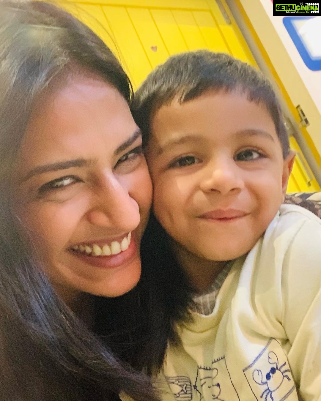 Maulika Patel Instagram - Happy birthday 🎂 To A person who always inspires ✨ Who is very loving and at the same time a complainant 😜 because he loves me a lot 🤗 Cheers to our love,Care,taunts and the most life time bond ♥️ Love you bhai 😘 @ruturaj31 🤗 More happiness to you 🌸🌸 Missed you @rachudesai8 bhabhi & the Missing Public 🥹 #birthday #party #gathering #friendship #foreverbond #love #life #ilovemyblessedlife💕