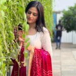 Maulika Patel Instagram – मेरे लिए सपना था ये प्यार तेरा,
 खोली आंखें सामने था मेरे लिए,
 यार मेरा प्यार मेरा, 
अब चाहना और क्या.. 

 ओ ऐसे ना मूजको सजा दे,
 पास आ ना अब तू सजा दे,
 ओ हो सब से चुरालू,
 जग से छुपालु,
 इतने पास आ 🧡🤍

Lyrics 😘😘 #rajatarora 

Song : Tere naina 

Singer: @shankar.mahadevan @shreyaghoshal 
@tseries.official @tseriesfilms 

Artist: @deepikapadukone @akshaykumar 💫

Shot by My Darling Friend : @origin_of_lafcadio 📸 💞

Edit By My beautiful: @charmymjani 🤗💞

Beautiful Attire by: @pratixa_ahmedabad @pratixapatel26 💞

Location: @gracecoffeeindia 🥤 

#shoot #reels #traditionalattire #song #lyrics #feelings #love #work #friends #instareels #ahmedabad #gracecoffeeindia #actor #ilovemyblessedlife💕