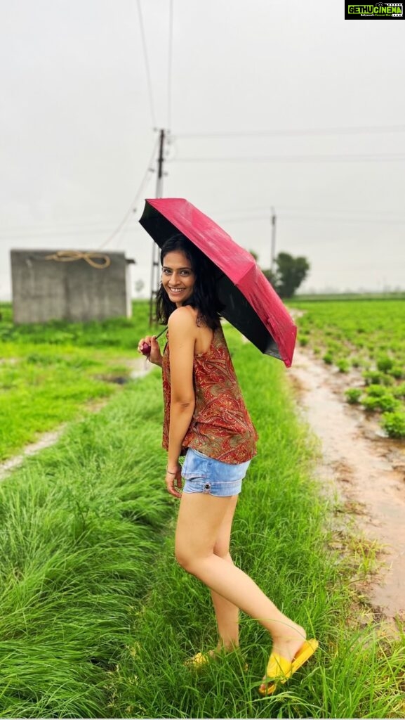 Maulika Patel Instagram - “ Can’t keep calm It’s monsoon ☔️ “ What A Day-out Plan 😃 @origin_of_lafcadio 🤗 Happy Us 🤘🏻 @jimesh__patel @pa_re_acting Video credit is must 😃 @origin_of_lafcadio @pa_re_acting Adding more happy memories 💫 #rain #roadtrip #dayout #picnic #sundarpur #nature #beauty #harharmahadev #sapteshwarmahadev #friends #monsoon #music #dance #food #bond #love #friendship #ilovemyblessedlife💕
