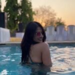 Maulika Patel Instagram - I like me more when I'm being me ♥️Love Me Like You Do 🌟 Directed by :Coolest Birthday Boiee @origin_of_lafcadio #utpalpatel 🤗 Venue: @arristoresortsandclub @rajesh_thakkar_official_ #poolparty #dance #music #friendship #craziness #worldisbeautiful #loveyourself #bebeautifulsoul #beblessed #maulikapatel #ilovemyblessedlife💕