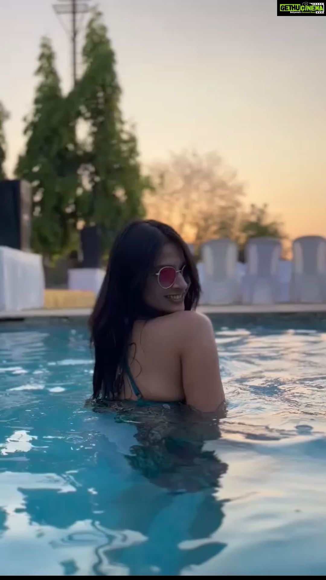 Maulika Patel Instagram - I like me more when I'm being me ♥️Love Me Like You Do 🌟 Directed by :Coolest Birthday Boiee @origin_of_lafcadio #utpalpatel 🤗 Venue: @arristoresortsandclub @rajesh_thakkar_official_ #poolparty #dance #music #friendship #craziness #worldisbeautiful #loveyourself #bebeautifulsoul #beblessed #maulikapatel #ilovemyblessedlife💕