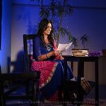 Maulika Patel Instagram - वो नहीं मेरा मगर उस से मोहब्बत है तो है, ये अगर रस्मों रिवाजों से बग़ावत है तो है | सच को मैं ने सच कहा जब कह दिया तो कह दिया, अब ज़माने की नज़र में ये हिमाक़त है तो है| कब कहा मैं ने कि वो मिल जाए मुझ को मैं उसे, ग़ैर ना हो जाए वो बस इतनी हसरत है तो है| ♥️ I am In love with her Words #deeptimishra 🤗 Thank You #kaajalozavaidya Ma’am For this opportunity different experience and the different zone for me but now i am loving it and want to go dip in this now all thanks to you 🤗 @itsme.sagarshah so proud of you that you all are doing such a event for a good cause 🌸 and What a talent 🥰 @netritrivediofficial @rujujadav @reeva.rachh @kinjalrajpriya ♥️ Love love 😘 અને મારી સંકટ સમયની સાંકળો 🥰Without you all I would not have been able to handle this emergency situations 😅 Dress By : @pauravijoshi 👗 Make up & hair do: @pragati_pandyaa 💄 Jwel by My sweetheart: @almaari_by_kranti collection from @kalkikk ♥️ And The Memory saviour Photography by: @milan_barad As always your work 👏🏻 Beautiful clicks 📸 #legendary #legendarypoet #deeptimishra #kaajalozavaidya #poetry #poet #love #stagelove #maulikapatel #beblessed #begreatful #goodcause #bebeautifulsoul #ilovemyblessedlife💕