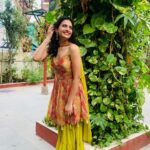 Maulika Patel Instagram - “हूतुतु.. तुरुरू हूतुतु तुरुरू.. मन पहेली है साजना बेस्वादी सी .. ज़िन्दगानी में नमक बनके तू घुल जा .. नया दिन चढ़ गया,सूरज नया निकल गया ज़मीन बदली नहीं,तो आसमान बदल गया” ❤️ Styling by : @almaari_by_kranti 🌸😘 #feel #weddingvibes #cousinswedding #memories #moments #preparations #dance #music #events #happiness #feelings #bond #love #february #bebeautifulinsideandout #bebeautifulsoul #loveyourself #maulikapatel #ilovemyblessedlife💕