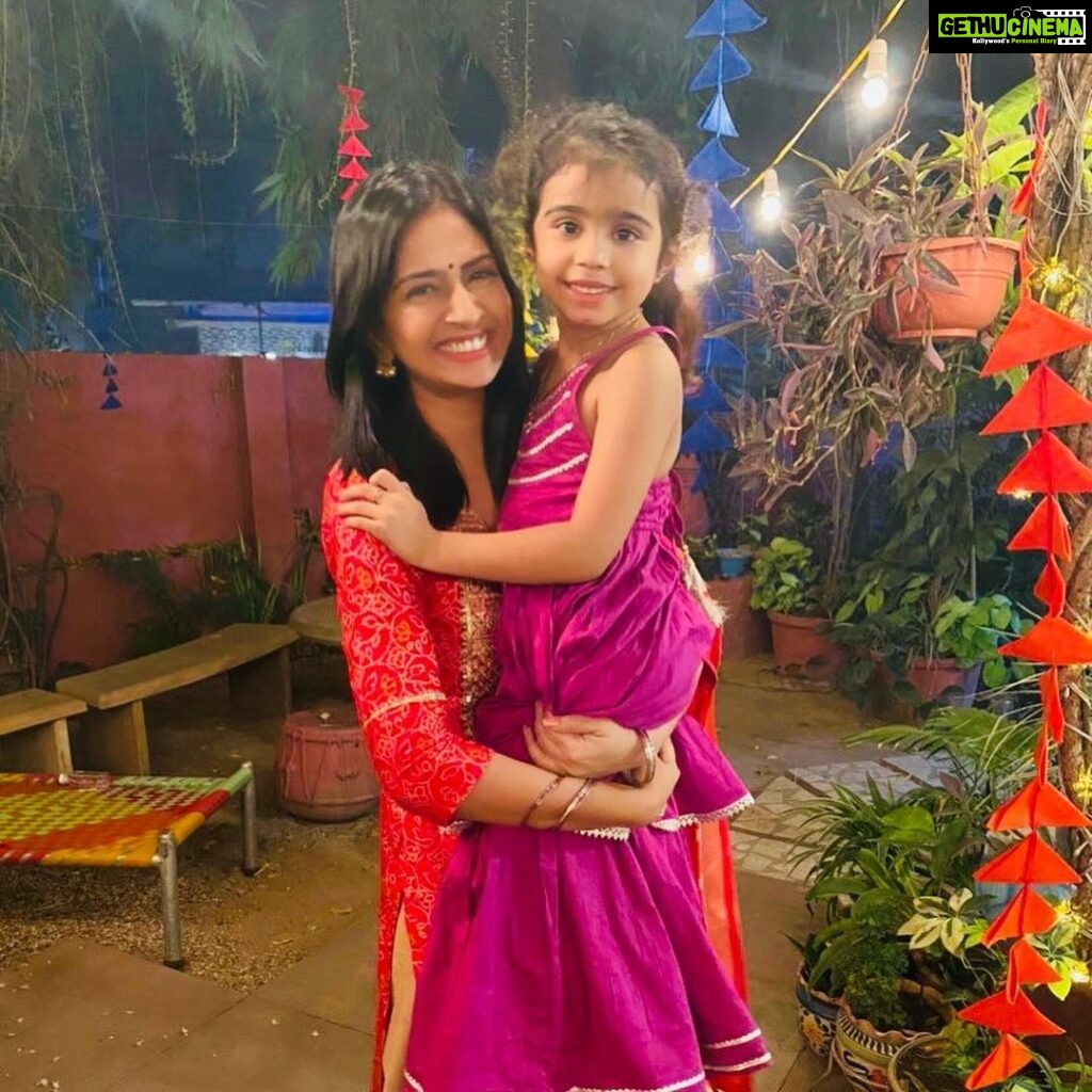 Maulika Patel Instagram - परिवार ♥️ #સાલમુબારક #નુતનવષાઁભિનંદન #happynewyear #family #rituals #celebration #happiness #smile #love #littlelove #fiyahood #blessings #ilovemyblessedlife💕 Gandhinagar, Gujarat