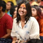 Maulika Patel Instagram - मग्न 💫 ॐ जय गंगे 🙏🏻♥️ There's something about this evening aarti at Dashaswamedh Ghat in Varanasi where faith, fear, belief and humanity all come into one. The city spills into the river Ganga and right across it the evening lightens up with sounds of conch and bell and illumination of the thousands of diyas spreading light through the darkness of the night and the heart. P.c: @banarasiya_ghumakkad 📸 V.c: @wanderwithaawara 🎥 #gangaaarti #banaras #varanasi #maaganga #feel #faith #vibes #positivity #dashaswamedhghat #ilovemyblessedlife💕