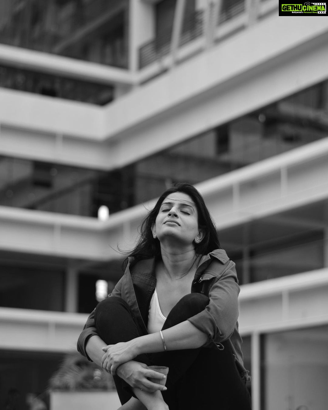 Maulika Patel Instagram - “Sometimes people say that you love Coffee then how can you drink tea 😃 I have always answered yes you are right I love My Coffee🥤 but I never said that I don't like tea 😉☕️” Captured by My Talented Photographer Friend @dhruvofficial94 @lastcover2018 💫 #tasteoflife #different #leoaquarius #hommy #traveller #lazy #active #life #lifestyle #me #monsoon #coffee #tea #livinglife #ilovemyblessedlife💕 Gandhinagar, Gujarat