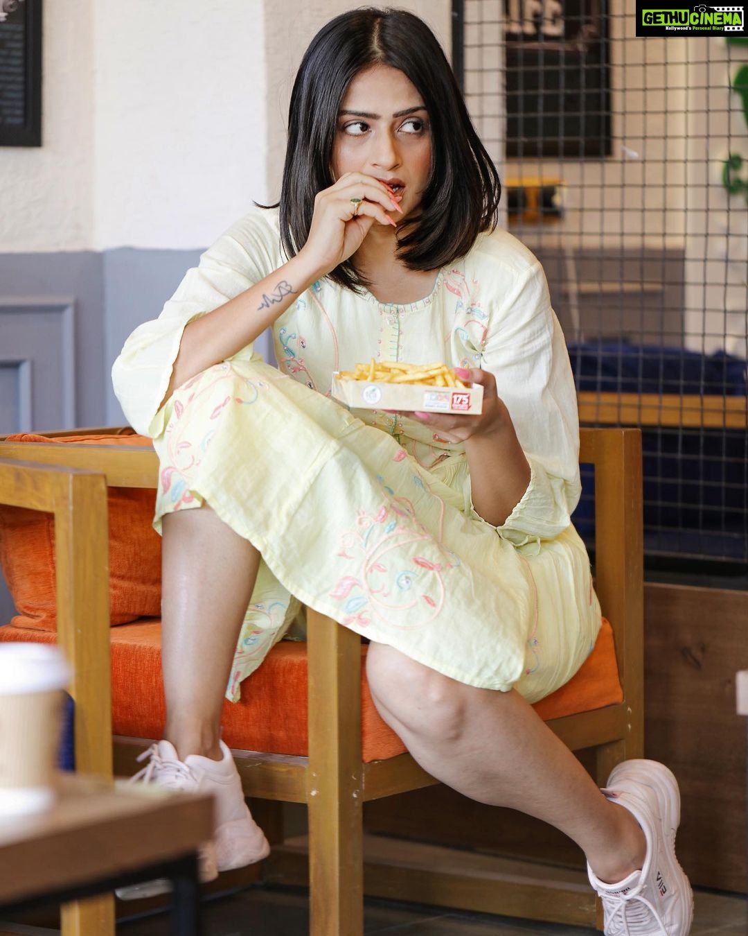 Maulika Patel Instagram - Summer feel 🌞 Photography by @russimodiphotography 📸♥️ Make up & Hairdo by: @olive_the_beauty_studio @drashtipatel_1999 ♥️ This comfortable summer attire by: @panache_collections_store @now_and_wow_official ♥️ Location: @teapostpdpu ♥️ #summerishere #summerlook #summer #newlook #shoot #photographer #russimodiphotography #makeupartist #drashtipatel #olivethebeautystudio #summerconcept #teapost #cottondress #cottoncomfort #summerattire #panache #panachecollection #photoshoot #chai #coffee #gandhinagar #ahmedabad #bebeautifulsoul #beblessed #maulikapatel #ilovemyblessedlife💕