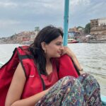 Maulika Patel Instagram - दो पल की ज़िंदगी से एक उम्र चुरानी है| 💫 P.c: @chinni_suji09 📸 #ishqebanaras #banaras #traveldiaries #love #travel #ghat #boatride #sukoon #gangaaarti #harharmahadev #vibes #belief #hostellife #hostelstay #gosolo #solotravel #peace #strangersbecomingfriends #spreadlove #spreadpositivity #ilovemyblessedlife💕
