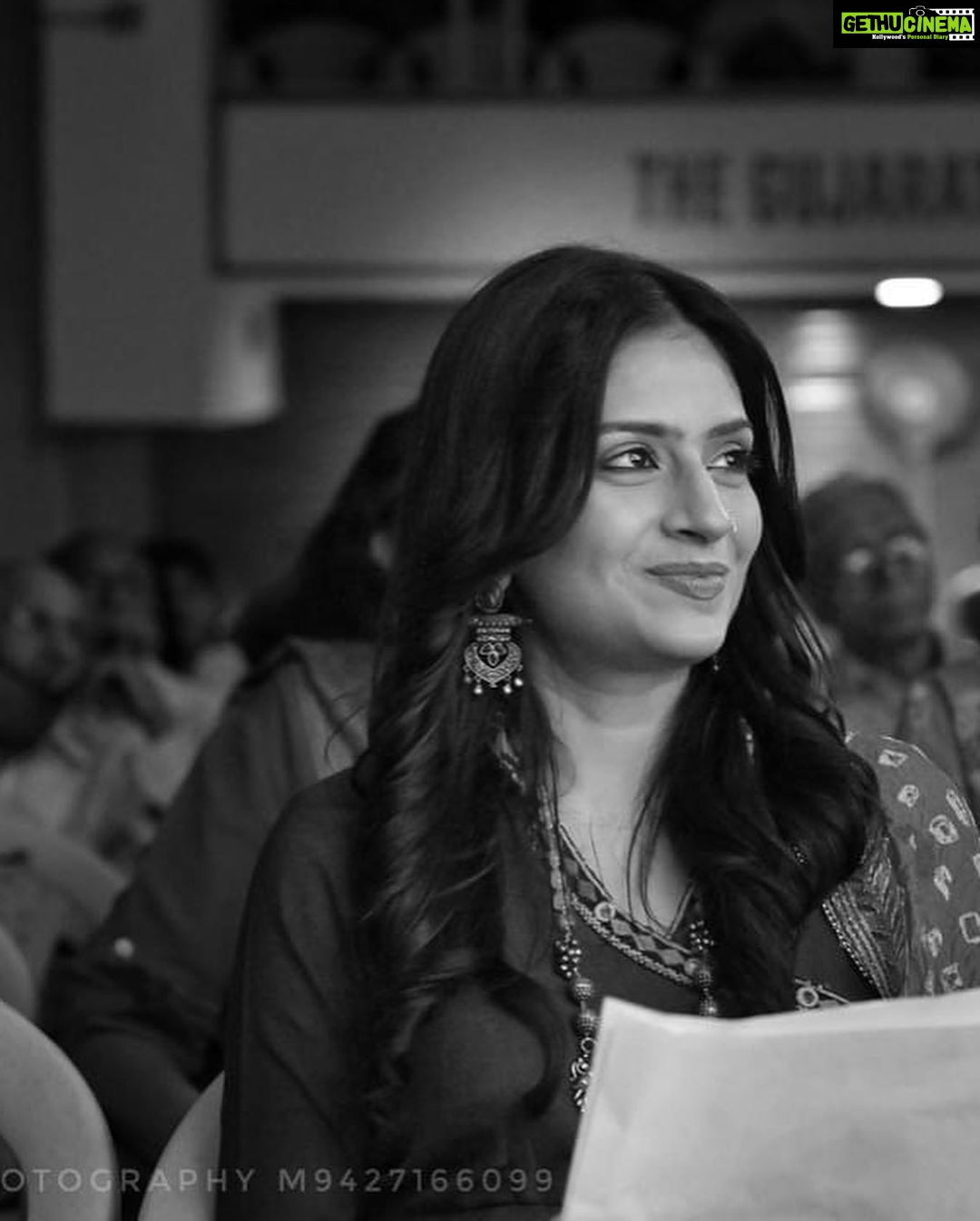 Maulika Patel Instagram - मेरी मोहब्बत मेरी नजरों का कसूर है, पर इस कसूर की कोई तो सजा तू मुझे सुनाए। तेरा हर गढ़ी मेरे पास होना मेरा एहसास सही, कभी तू खुद मेरे रूबरू हो, ऐसा कोई वक्त आए। - दीप्ति मिश्रा ♥️ Photography By : @milan_barad 📸 #poem #poetry #poet #love #feelings #emotions #beblessed #shayrana #maulikapatel #ilovemyblessedlife💕
