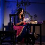 Maulika Patel Instagram - वो नहीं मेरा मगर उस से मोहब्बत है तो है, ये अगर रस्मों रिवाजों से बग़ावत है तो है | सच को मैं ने सच कहा जब कह दिया तो कह दिया, अब ज़माने की नज़र में ये हिमाक़त है तो है| कब कहा मैं ने कि वो मिल जाए मुझ को मैं उसे, ग़ैर ना हो जाए वो बस इतनी हसरत है तो है| ♥️ I am In love with her Words #deeptimishra 🤗 Thank You #kaajalozavaidya Ma’am For this opportunity different experience and the different zone for me but now i am loving it and want to go dip in this now all thanks to you 🤗 @itsme.sagarshah so proud of you that you all are doing such a event for a good cause 🌸 and What a talent 🥰 @netritrivediofficial @rujujadav @reeva.rachh @kinjalrajpriya ♥️ Love love 😘 અને મારી સંકટ સમયની સાંકળો 🥰Without you all I would not have been able to handle this emergency situations 😅 Dress By : @pauravijoshi 👗 Make up & hair do: @pragati_pandyaa 💄 Jwel by My sweetheart: @almaari_by_kranti collection from @kalkikk ♥️ And The Memory saviour Photography by: @milan_barad As always your work 👏🏻 Beautiful clicks 📸 #legendary #legendarypoet #deeptimishra #kaajalozavaidya #poetry #poet #love #stagelove #maulikapatel #beblessed #begreatful #goodcause #bebeautifulsoul #ilovemyblessedlife💕