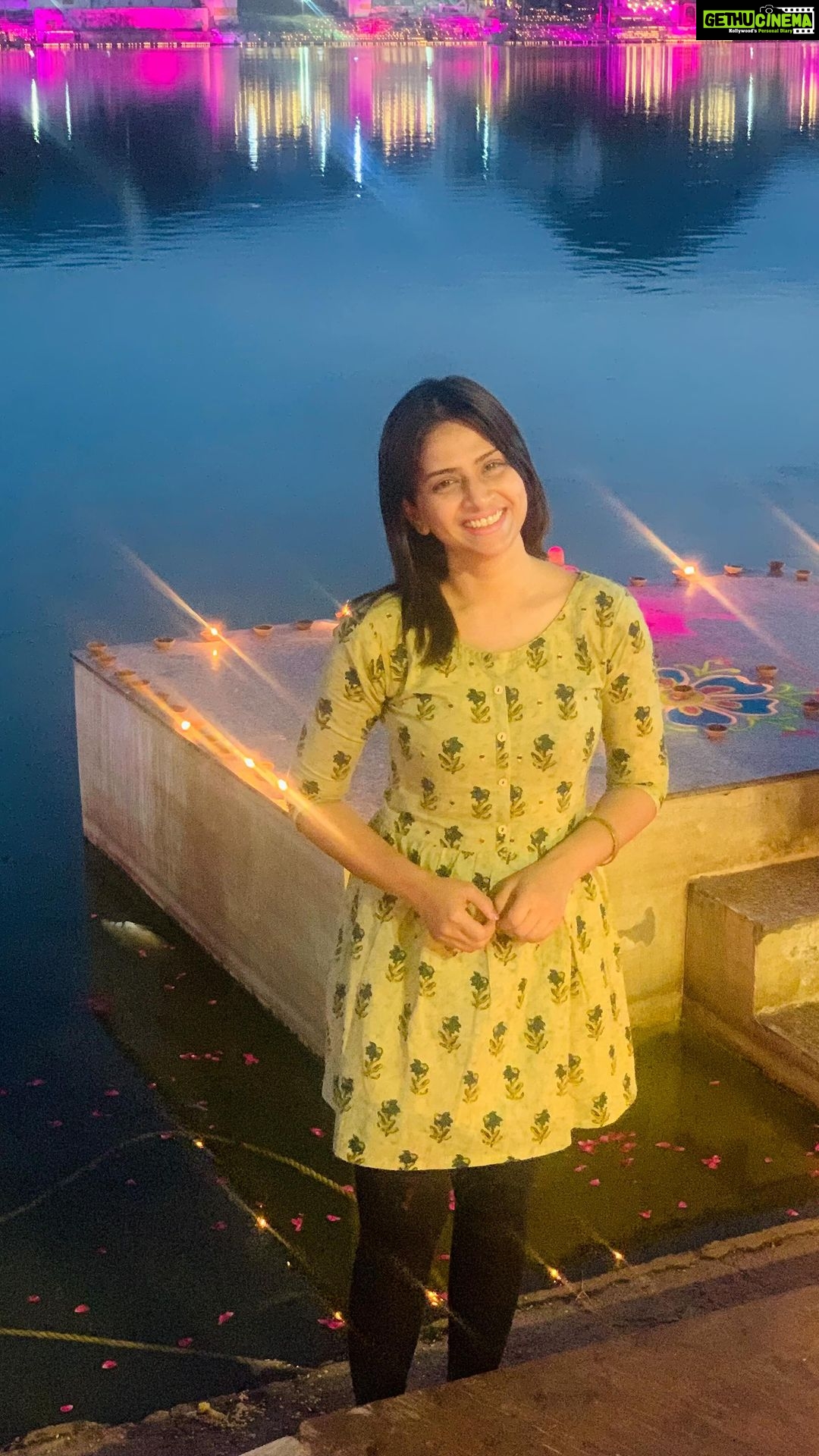 Maulika Patel Instagram - पुष्कर ♥️ एक ऐसी जगह जहां शोर-शराबे में भी शांति का एहसास होता है 😇 #positivevibes #holi #holifestival #pushkar #pushkarholi #friends #celebration #festival #holirituals #love #place #memories #blessings #ghaat #temples #belief #vibes #purevibes #ilovemyblessedlife💕