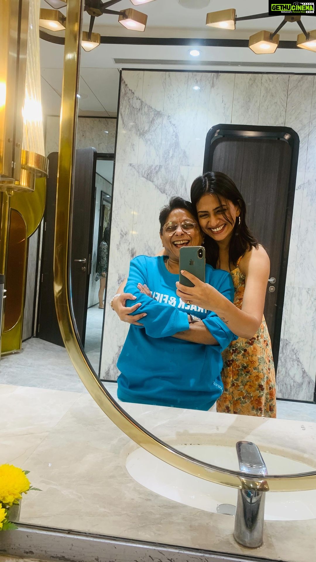Maulika Patel Instagram - The song “जिंदगी एक सफर है सुहाना” Perfectly suits you ♥️ You are a person who knows how to live life 🌸Who gets happiness seeing everyone happy😘You always try to bring everyone together and you are the reason why we all keep meeting, the atmosphere of celebration remains 🥰 Just always be happy like this, be healthy. More Love To You ♥️ Birthday Celebration 🎉 @meenagheewala ♥️ #birthday #lifetimebond #celebration #family #love #ilovemyblessedlife💕