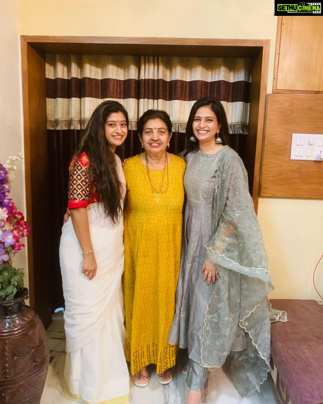 Maulika Patel Instagram - Happy Rakshabandhan To All My Brothers ๐ฟ Donโt worry I will take care of you all ๐ Just one Dhamki Please improve this year ๐คฃ #tomandjerry #brothersisterfights #brothersisterlove #friends #family #lifelonglove Itโs like a dream to tie a rakhi by my self not via courier @kavalp @digitalrockstar ๐ฎโ๐จ Missed you @kewalt77 @bhagyeshonline ๐ซ