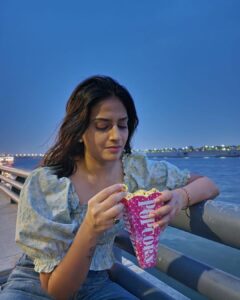 Maulika Patel Instagram - Lazy days…🫠

सामान्य रूप से इसे समय बिताना या फिर समय को बर्बाद करना कहते हैं,पर मेरी नजर में इसे समय को जीना कहते हैं। 💫♥️

And the most interesting thing is the old version of popcorn it taste still the same “yum” 😋 

Introduced by @origin_of_lafcadio who loves to explore and live life fully.. 💫

And captured by my very talented 
part time personal photographer 😜 @jimesh__patel 💫
trust me J you have a bright future 
My hardworking friend 😇

#riverfront #ahmedabad #friendship #forever #friends #bond #cycling #longwalk #nonsensetalk #happymoments #photoes #clickclick 📸♥️