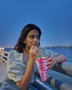 Maulika Patel Instagram - Lazy days…🫠

सामान्य रूप से इसे समय बिताना या फिर समय को बर्बाद करना कहते हैं,पर मेरी नजर में इसे समय को जीना कहते हैं। 💫♥️

And the most interesting thing is the old version of popcorn it taste still the same “yum” 😋 

Introduced by @origin_of_lafcadio who loves to explore and live life fully.. 💫

And captured by my very talented 
part time personal photographer 😜 @jimesh__patel 💫
trust me J you have a bright future 
My hardworking friend 😇

#riverfront #ahmedabad #friendship #forever #friends #bond #cycling #longwalk #nonsensetalk #happymoments #photoes #clickclick 📸♥️