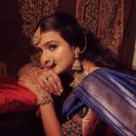 Mayuri Deshmukh Instagram – शायराना दौर सा था….🧡

Makeup & Hair:- @glamupbytamanna
Photography:- @kunal_mohite_photography
Styling:- @style_by_pradnyaaaaa_
Outfit:-
@navinyas_handloom
Drapping:-
@hair_mua_by_rewati
Jewellery 
@pramaanj