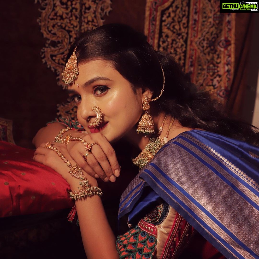 Mayuri Deshmukh Instagram - शायराना दौर सा था….🧡 Makeup & Hair:- @glamupbytamanna Photography:- @kunal_mohite_photography Styling:- @style_by_pradnyaaaaa_ Outfit:- @navinyas_handloom Drapping:- @hair_mua_by_rewati Jewellery @pramaanj