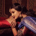 Mayuri Deshmukh Instagram - शायराना दौर सा था….🧡 Makeup & Hair:- @glamupbytamanna Photography:- @kunal_mohite_photography Styling:- @style_by_pradnyaaaaa_ Outfit:- @navinyas_handloom Drapping:- @hair_mua_by_rewati Jewellery @pramaanj